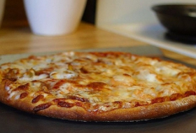 Un Britannique a trouvé un moyen de s`offrir des pizzas gratuites